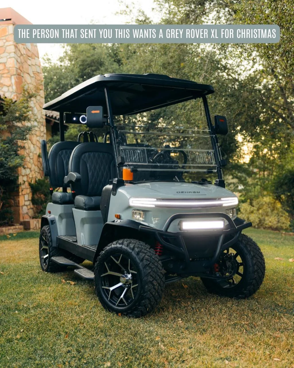 Carro de golf eléctrico Denago Rover XL gris con luces LED en jardín